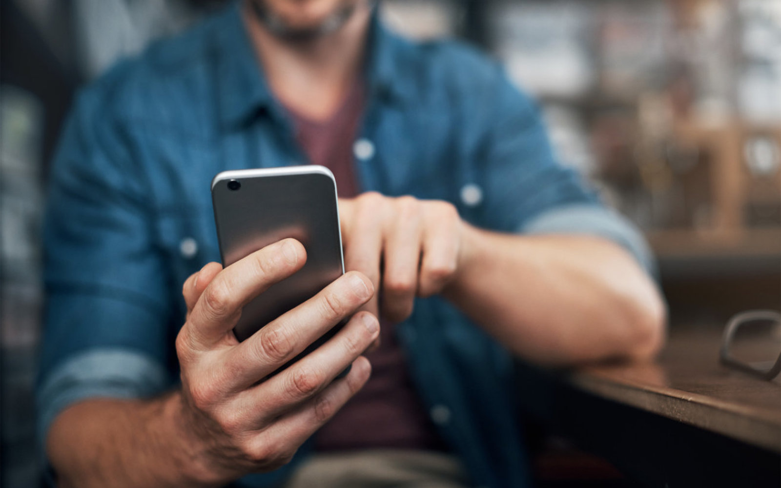 man-typing-mobile